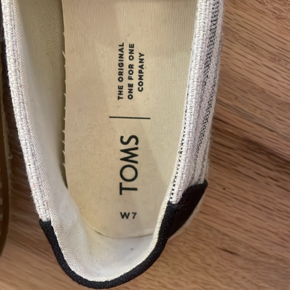 Tom’s slip on shoes in black and striped pattern size 7 women’s - Picture 5 of 8